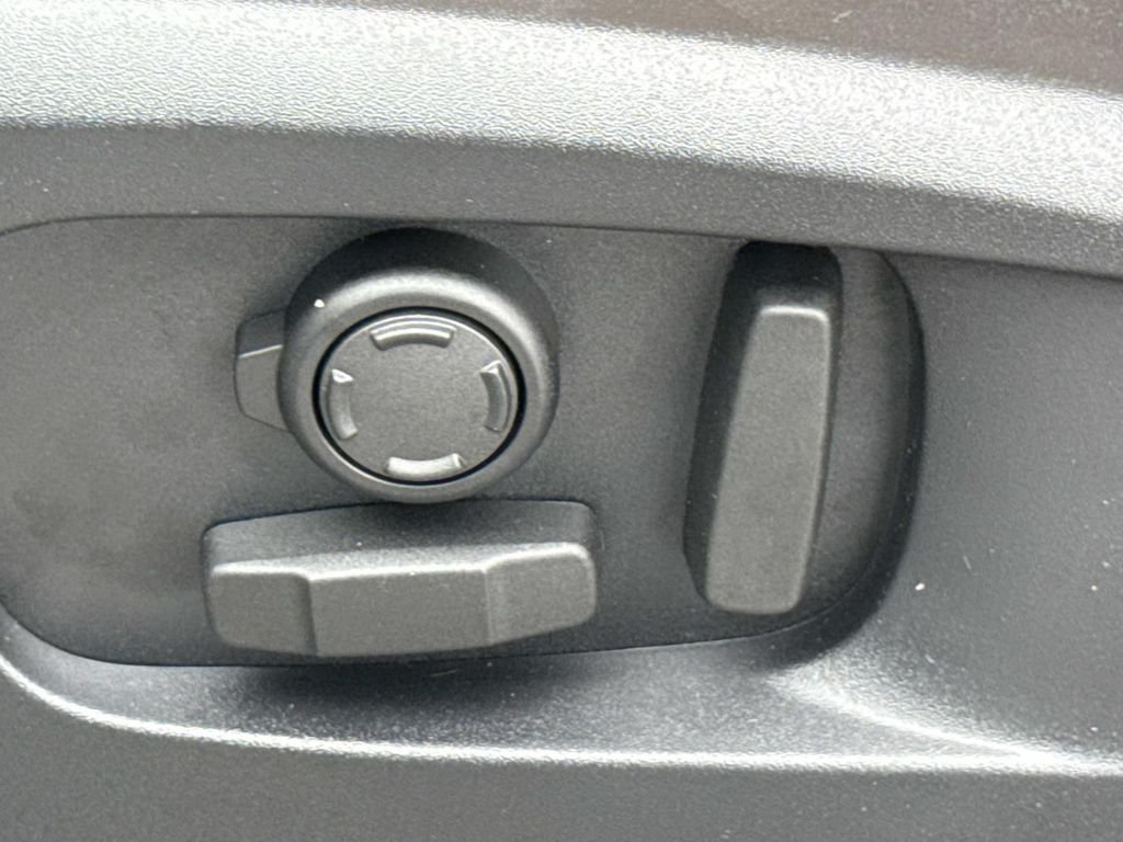 New 2026 Fuji White Land Rover X-Dynamic SE image 22