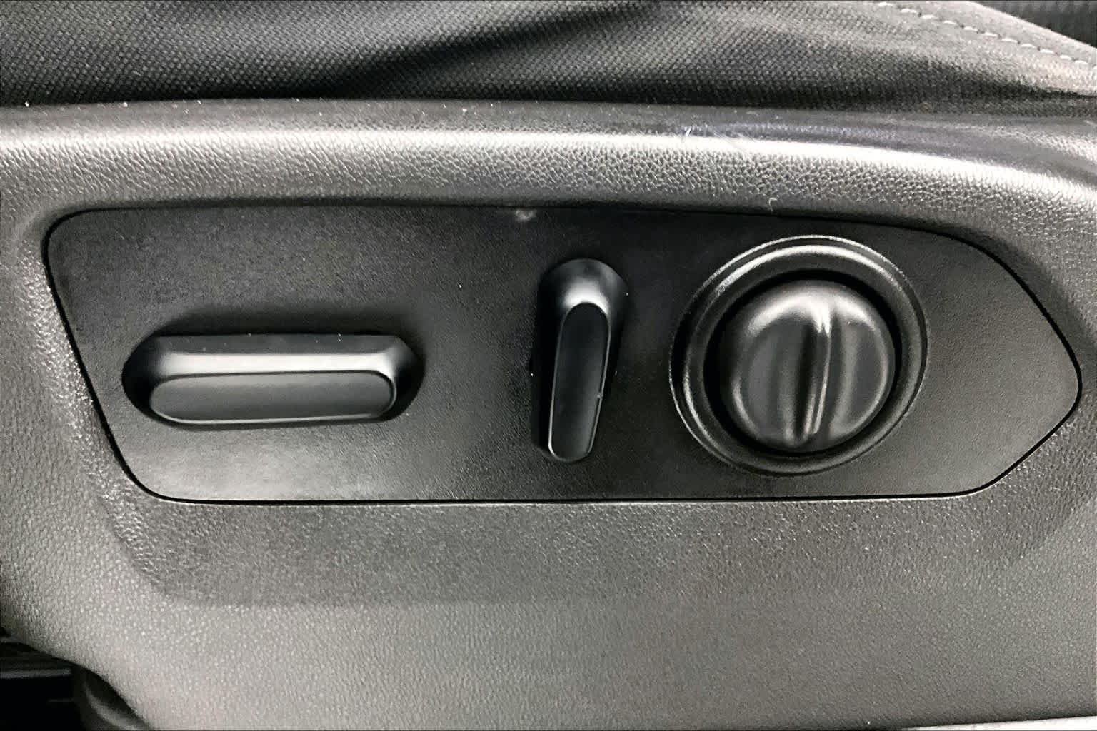 Used 2020 Onyx Black GMC SLE image 32
