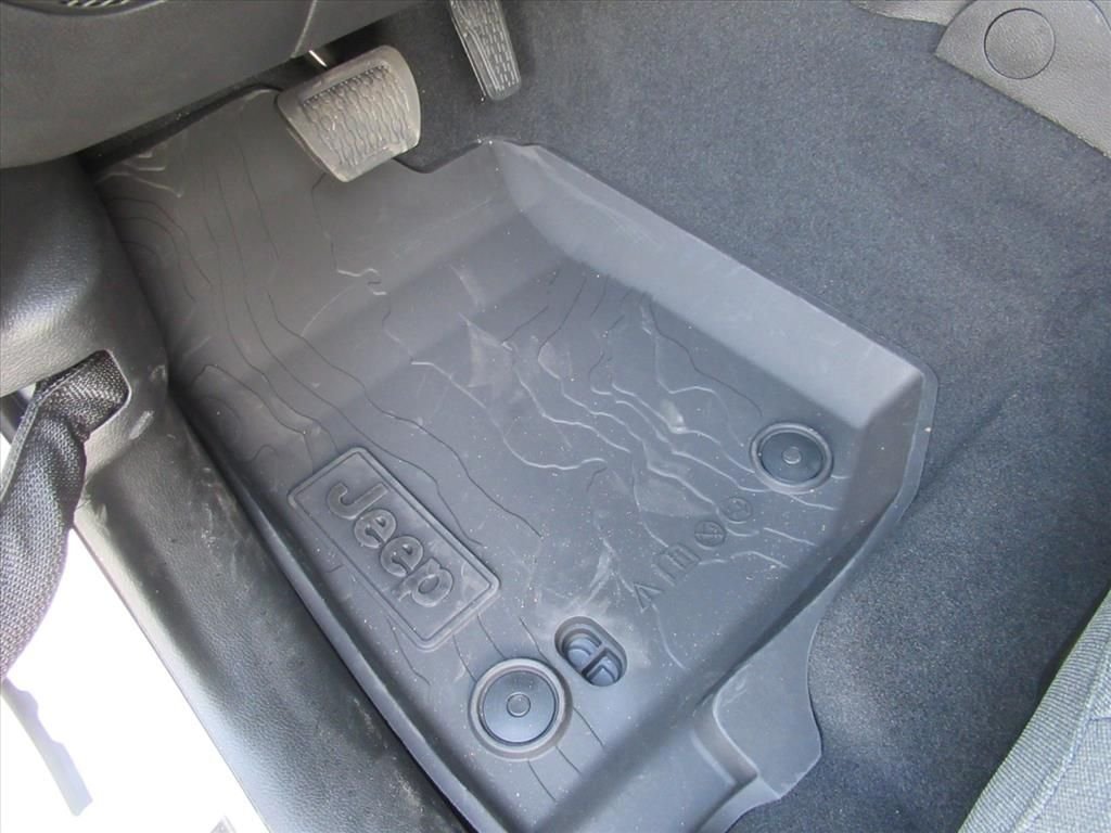 New 2026 Bright White Clear-Coat Exterior Paint Jeep Sport S image 27