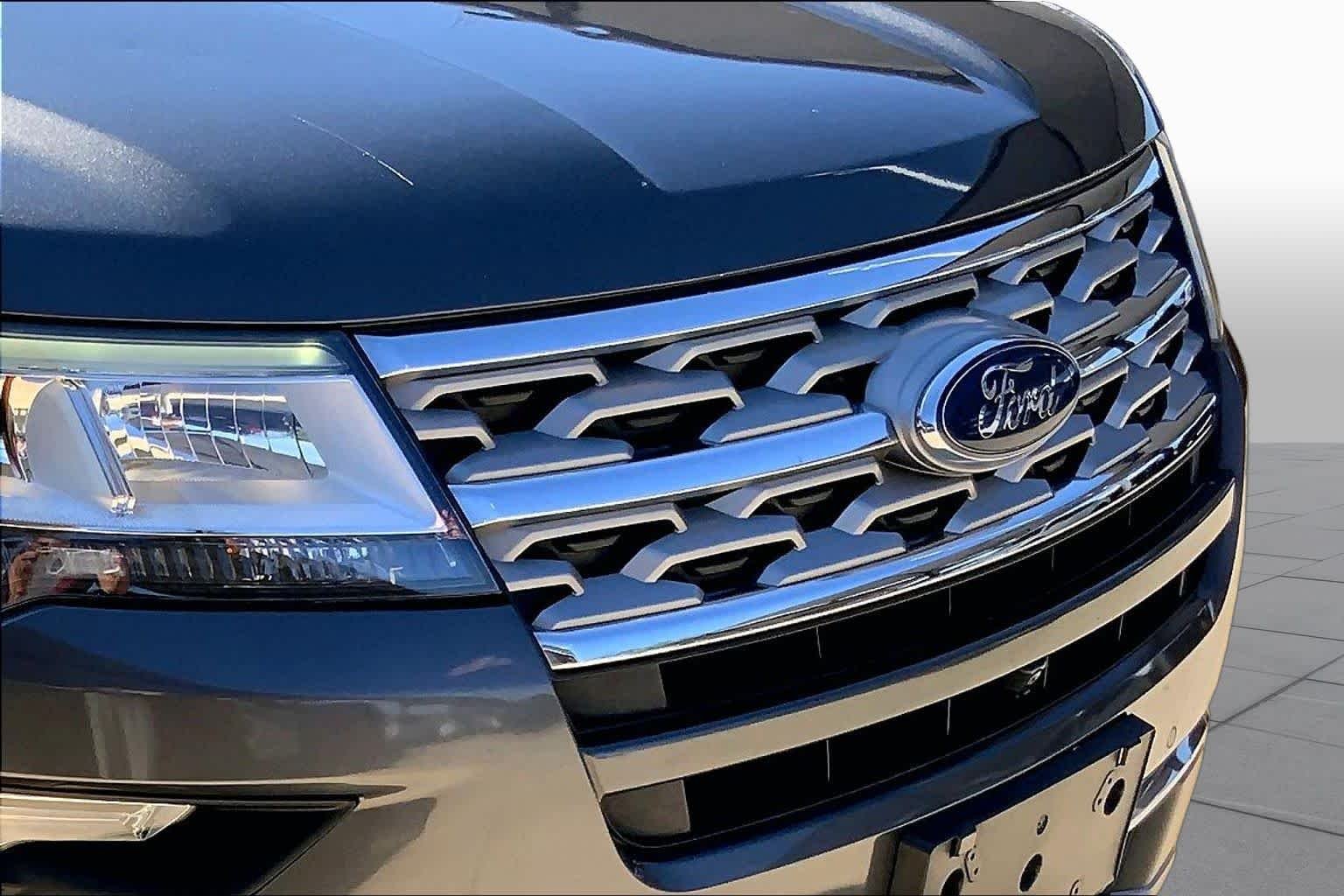 Used 2018 Magnetic Metallic Ford Limited image 28