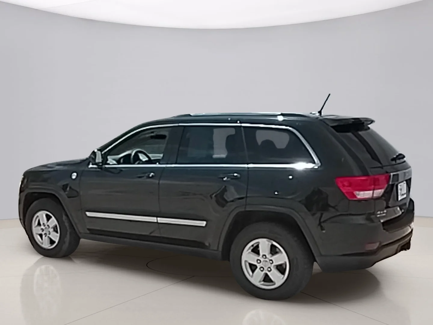 Used 2013 Grey Jeep LAREDO image 3