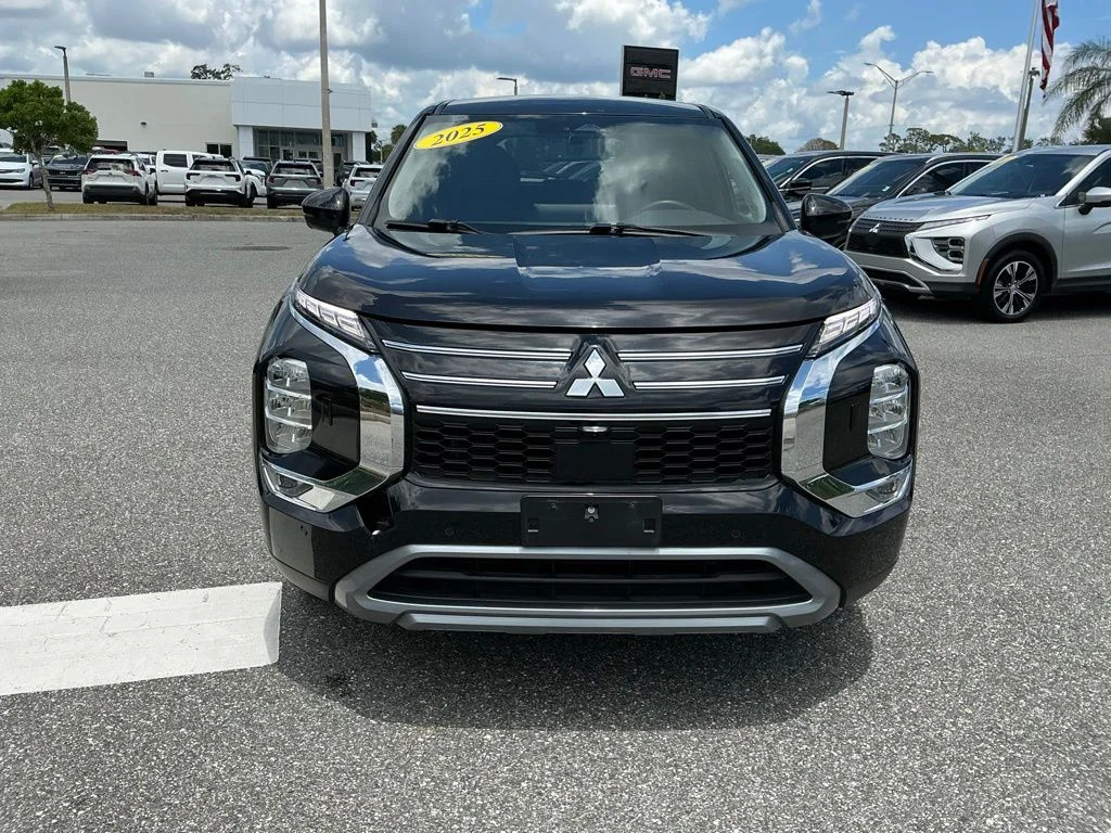 Used 2025  Mitsubishi SE image 12