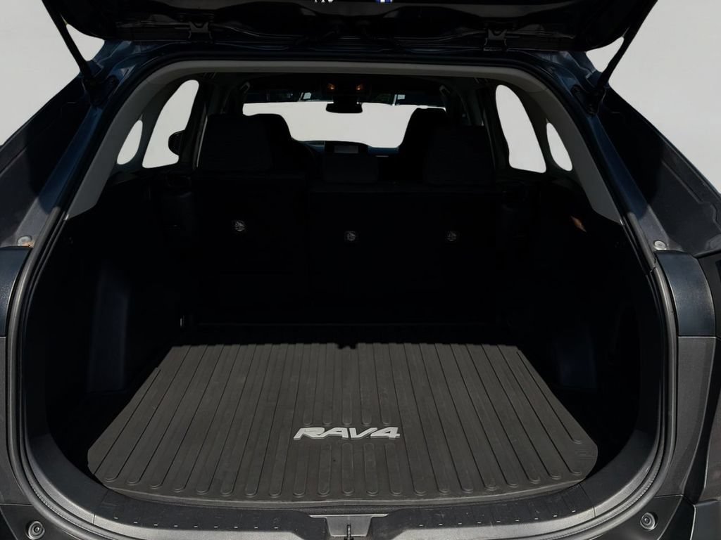 Used 2021  Toyota LE image 7
