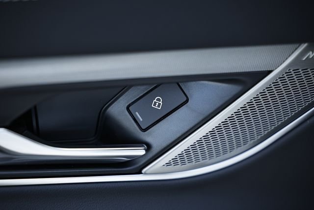 New 2024 Fuji White JAGUAR P300 R-DYNAMIC SE AWD image 35