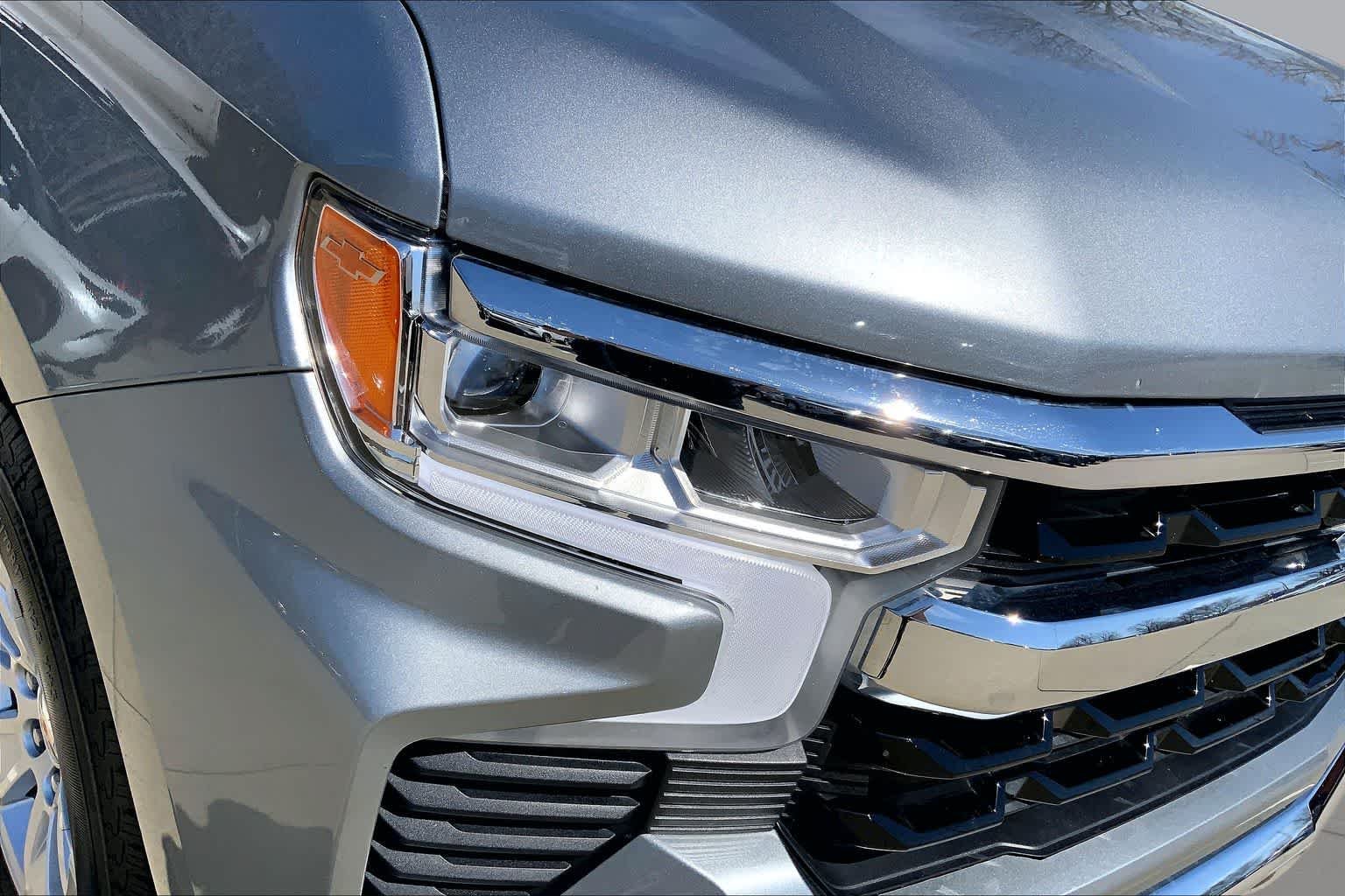 Used 2025 Sterling Gray Metallic Chevrolet LT image 43