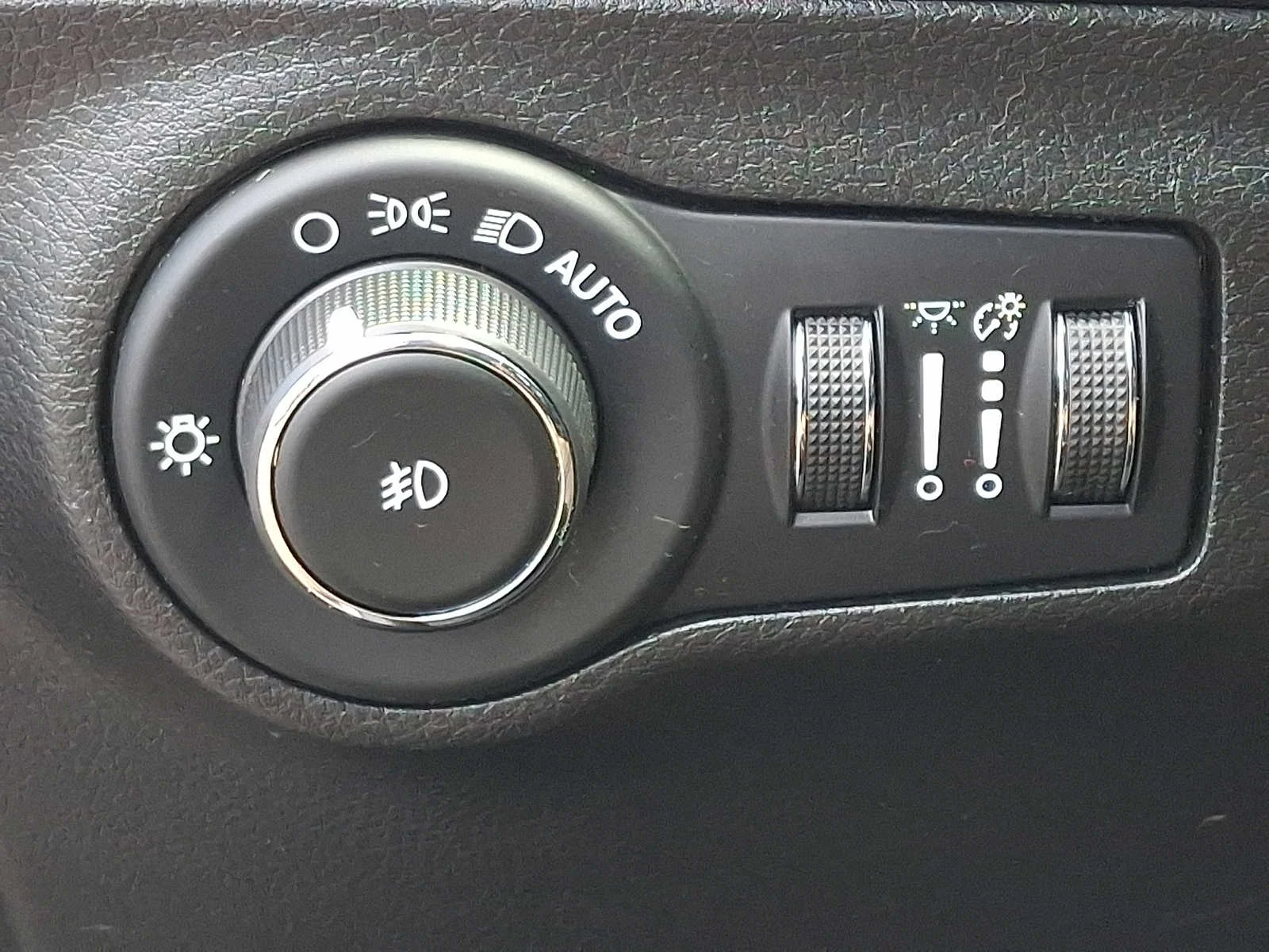 Used 2020 Granite Crystal Clearcoat Metallic Jeep Latitude image 25