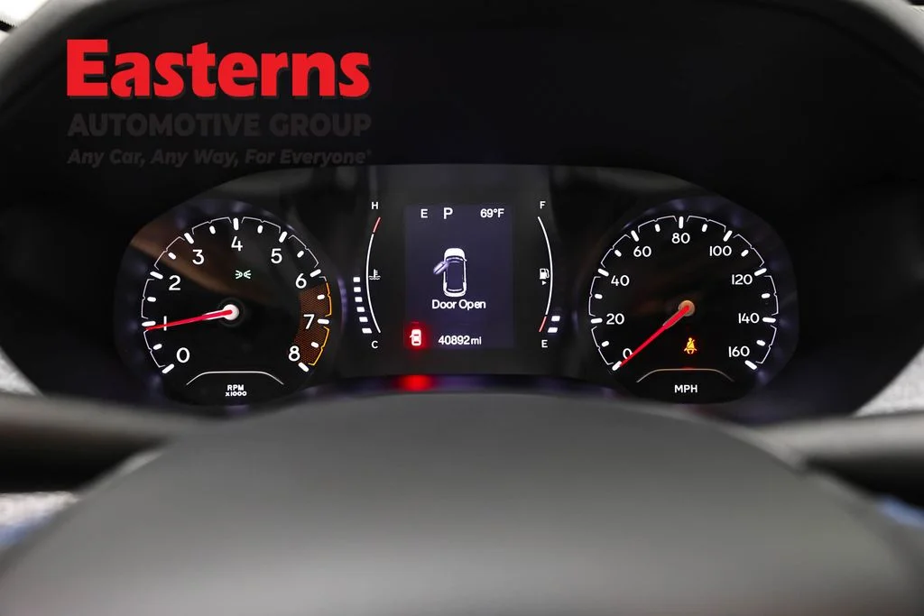 Used 2022 Silver Jeep Latitude image 17