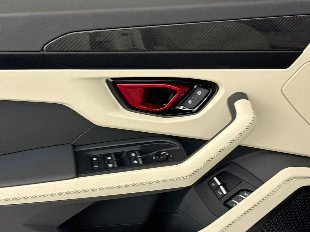 Used 2025 White Lamborghini SE image 18