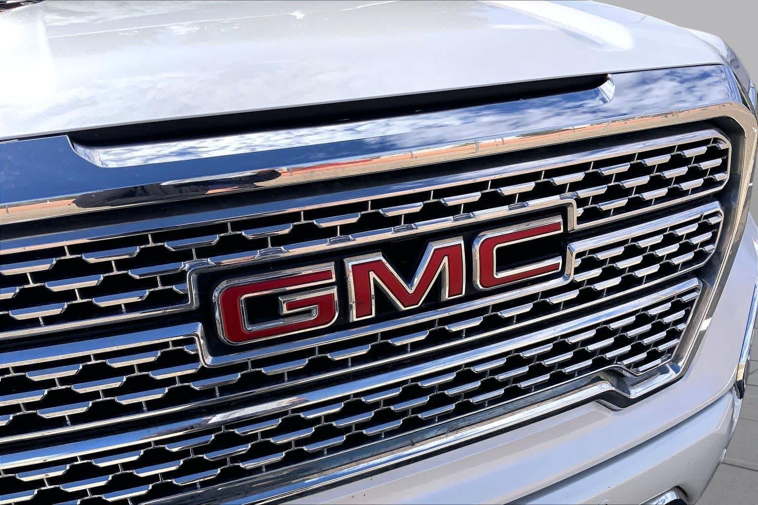 Used 2021 White Frost Tricoat GMC Denali image 27