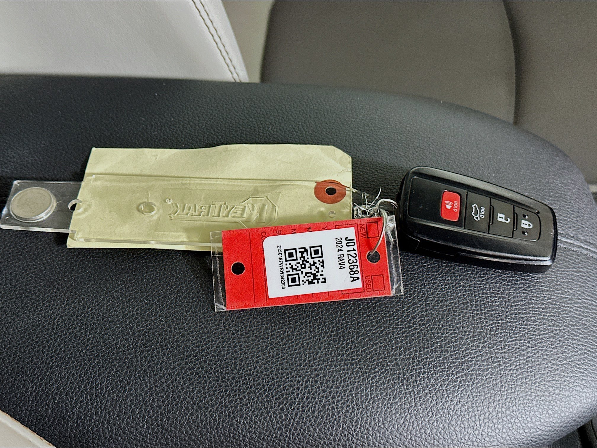 Used 2024 Pearl Toyota XLE Premium image 33