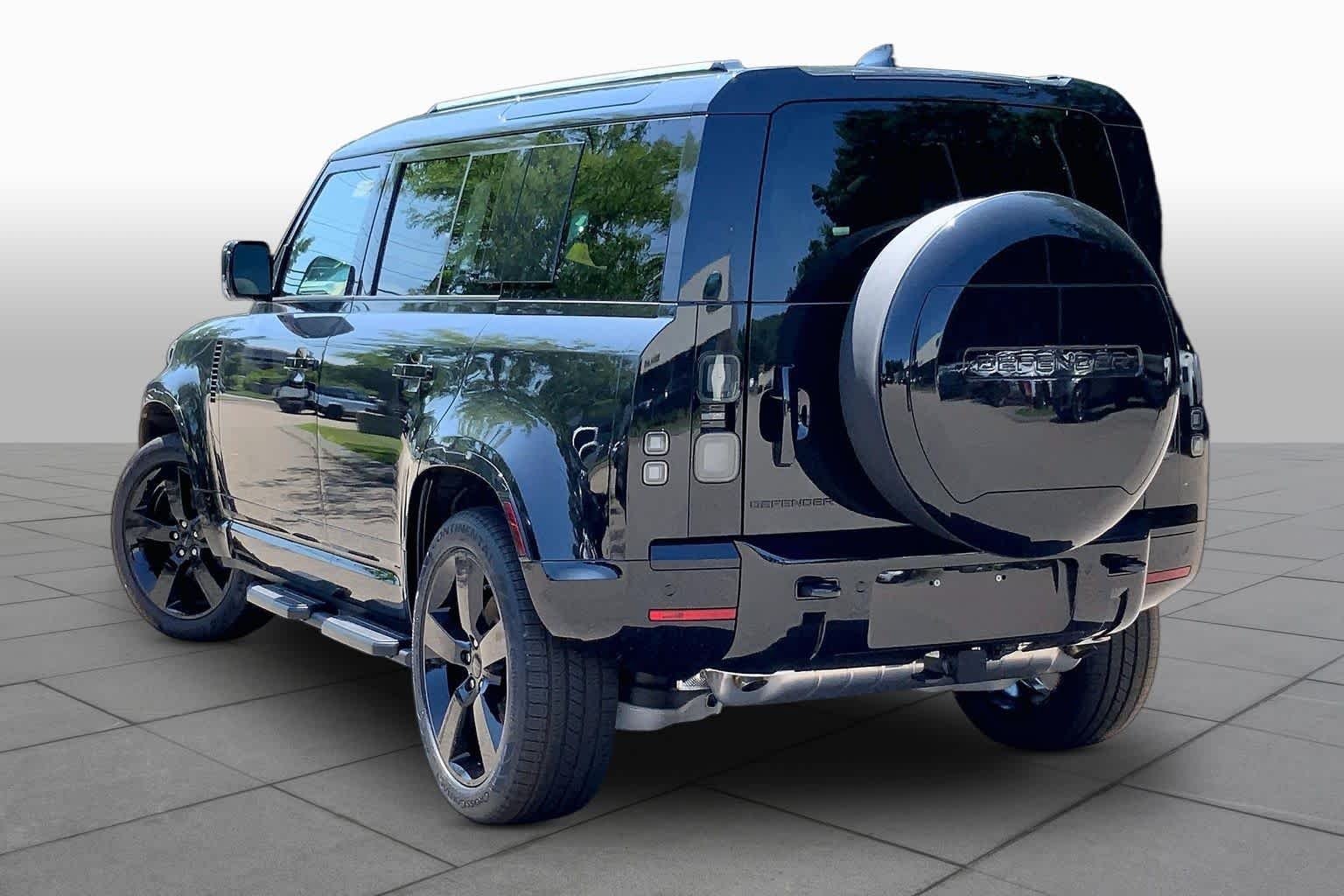 Used 2026 BLACK Land Rover X-Dynamic SE image 3