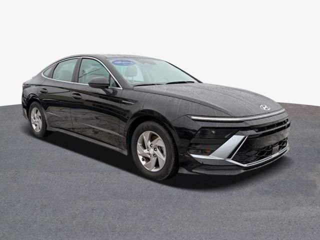 Used 2026 Black Hyundai SE image 4