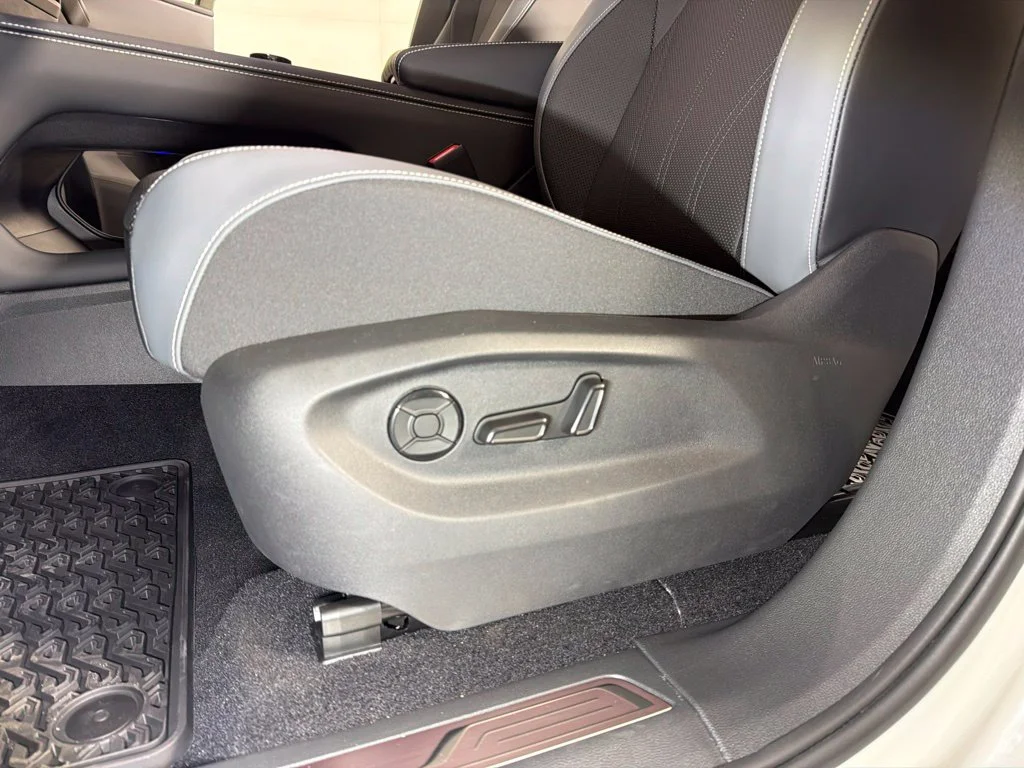 New 2027 Beige/tan Volkswagen SE w/Technology image 11