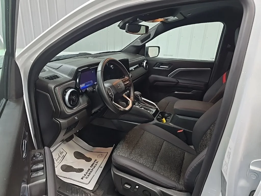 Used 2025 White Chevrolet Z71 image 29