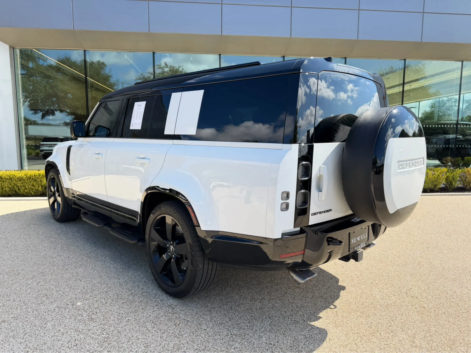 Certified Used 2025 Fuji White Land Rover V8 image 9