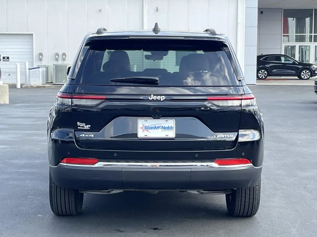 Used 2025 Diamond Black Crystal Pearlcoat Jeep Limited image 6