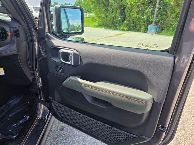 New 2026 Granite Crystal Metallic Clear-Coat Exterior Paint Jeep Mojave X image 14