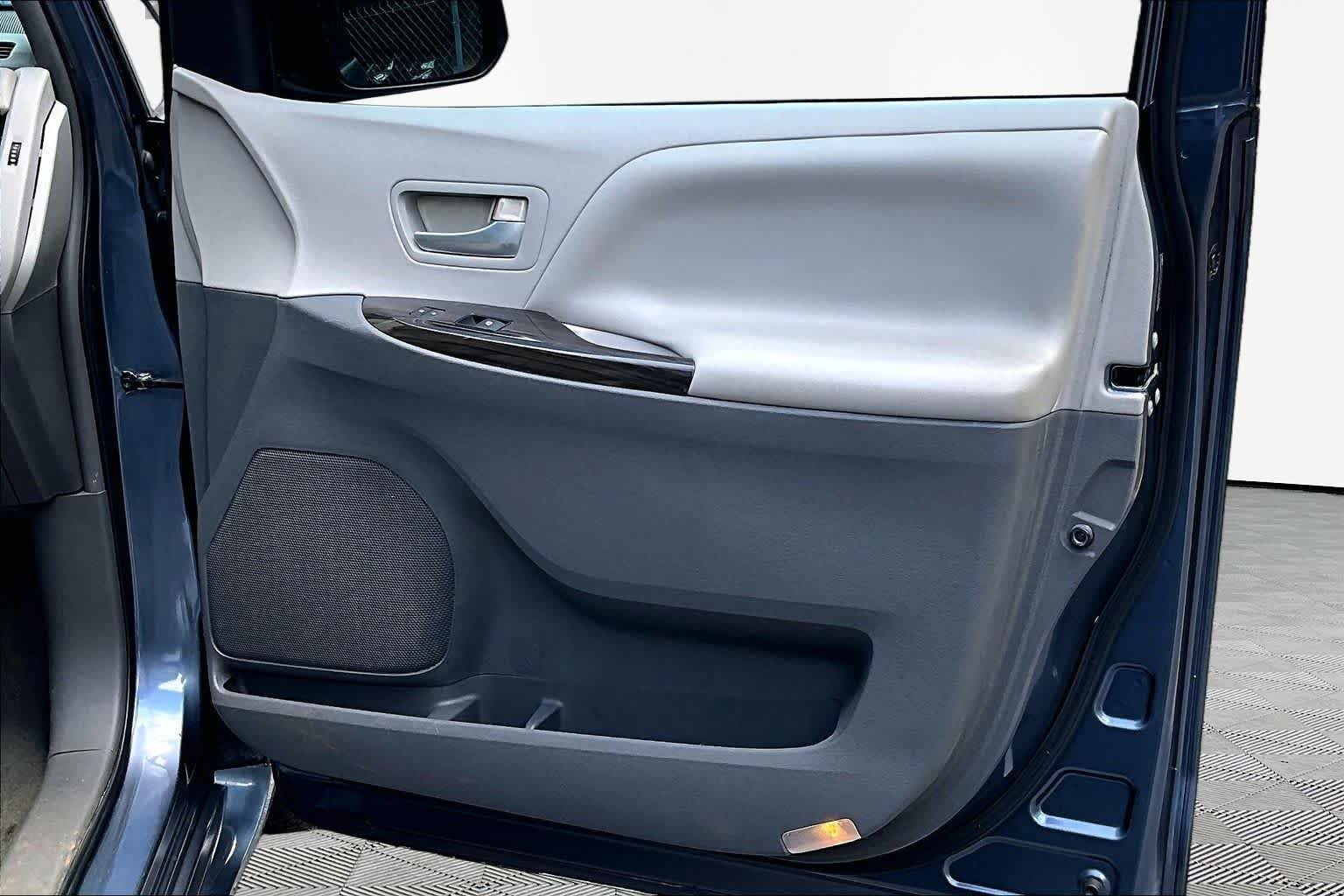 Used 2015 Shoreline Blue Pearl Toyota XLE image 23