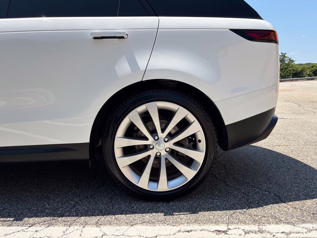 Used 2023 White Land Rover SE image 9