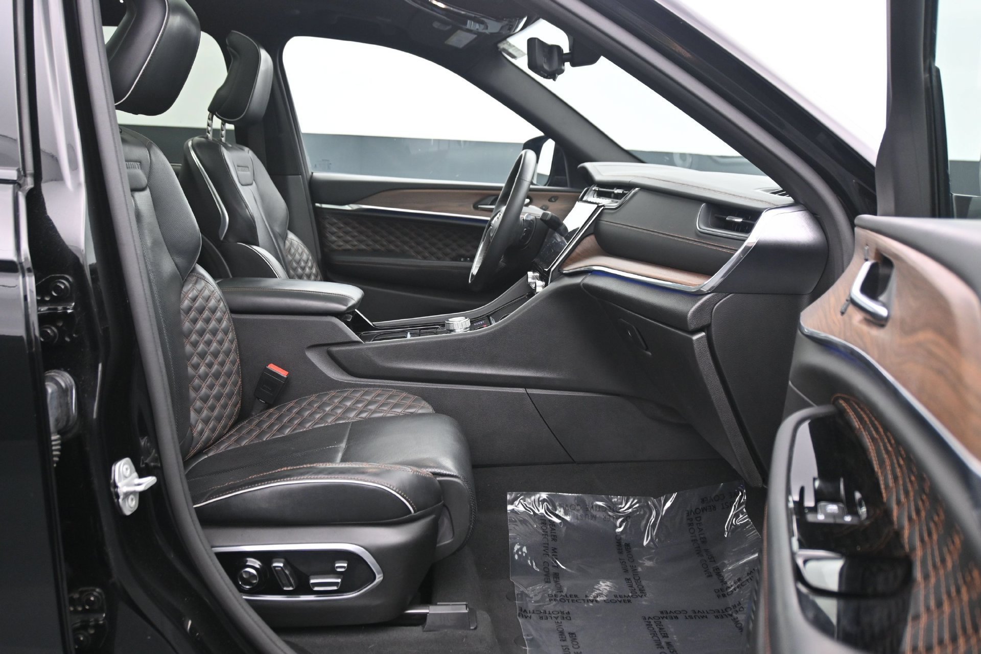 Used 2023 Diamond Black Crystal Pearlcoat Jeep Summit image 13