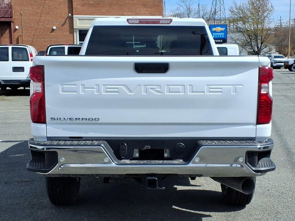 New 2026 Summit White Chevrolet WT image 5