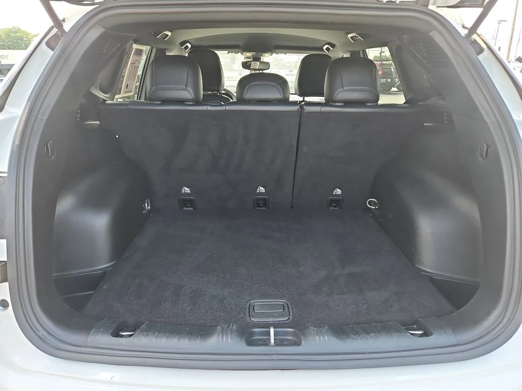 Used 2024 White Jeep Latitude image 10