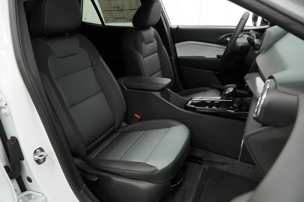 New 2026 Summit White Chevrolet LT image 27
