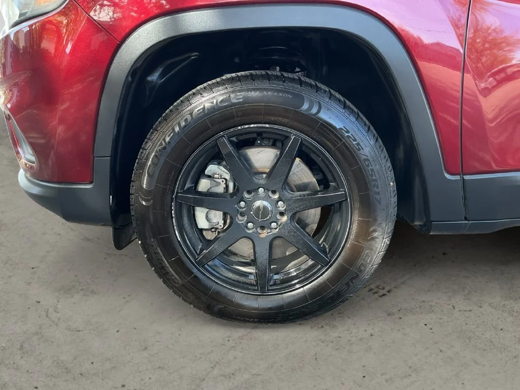 Used 2019 Red Jeep Latitude Plus image 13