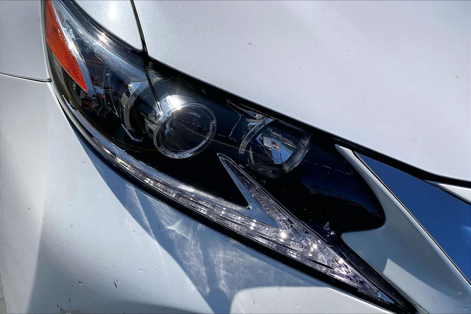 Used 2016 Eminent White Pearl Lexus Hybrid image 27
