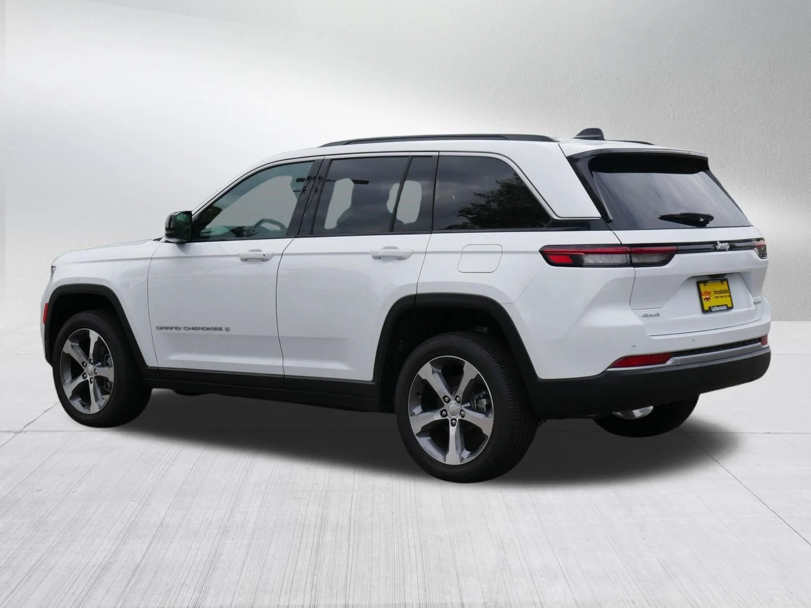 New 2026 Bright White Clear-Coat Exterior Paint Jeep Limited image 5
