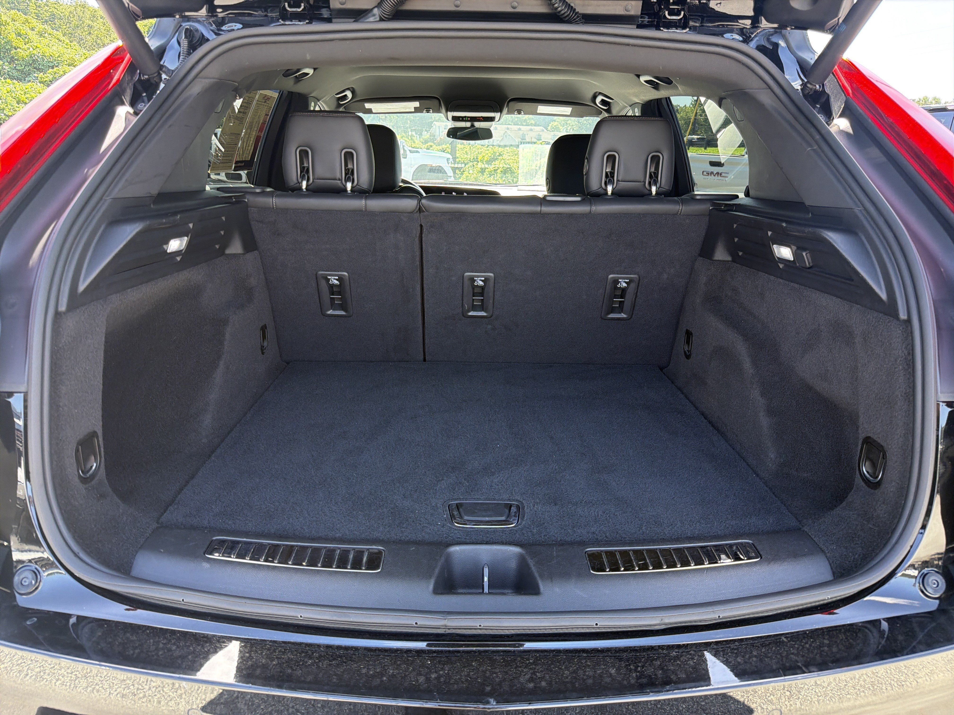 Used 2025 Stellar Black Metallic Cadillac Premium Luxury image 18