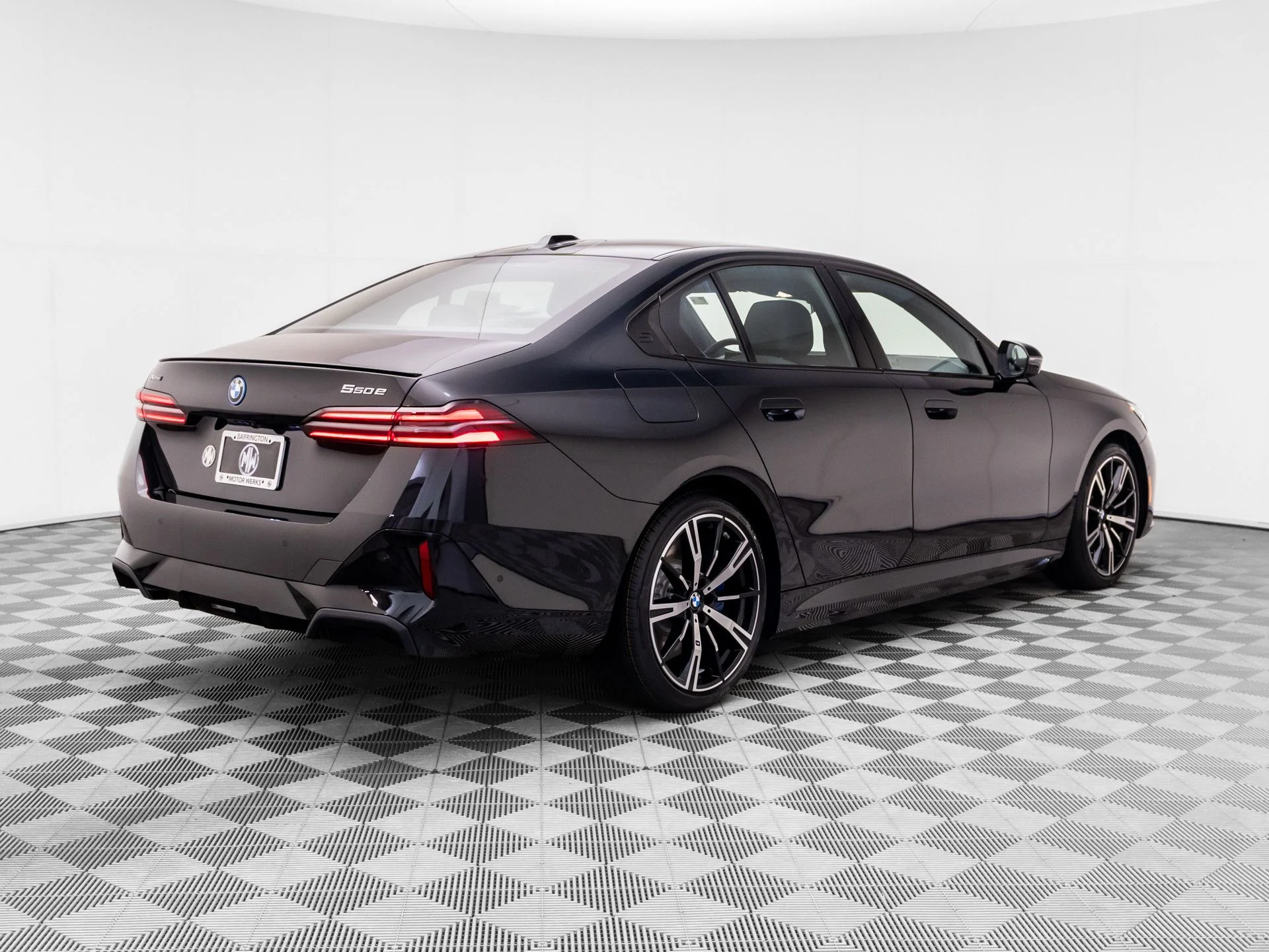 New 2027 Dk. BMW 550e xDrive image 5