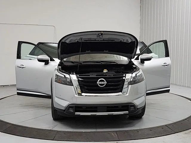 Used 2025 Silver Nissan Platinum image 10