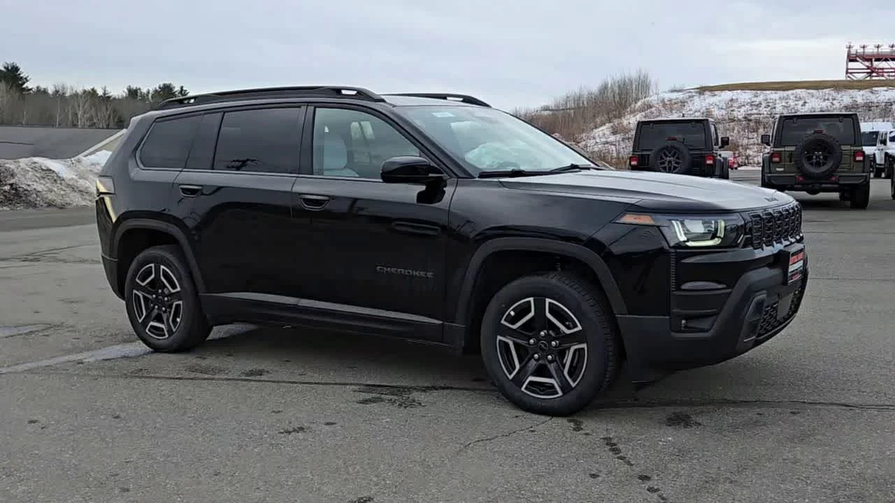 New 2026 Diamond Black Crystal Pearl-Coat Exterior Paint Jeep Laredo image 2