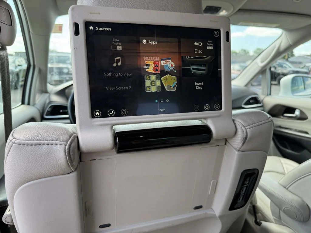 Used 2018 White Chrysler Touring L Plus image 15