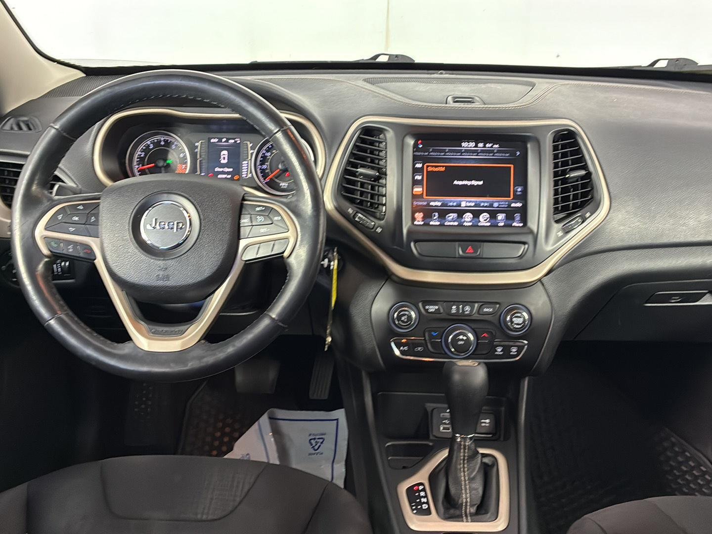 Used 2015 Bright White Clearcoat Jeep Latitude image 16