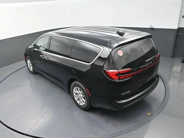 New 2027 Diamond Black Crystal Pearl-Coat Exterior Paint Chrysler Select image 15