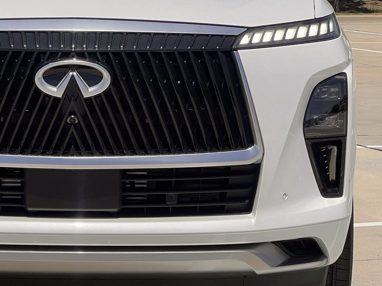 New 2027 RADIANT WHITE INFINITI Luxe 2WD image 8