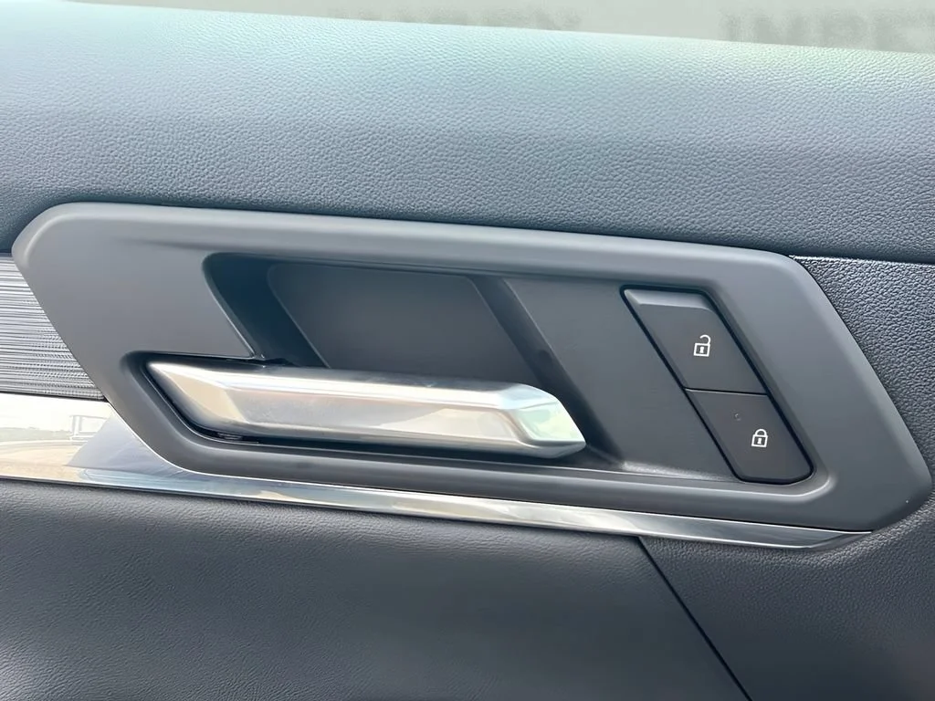 New 2027 Summit White GMC Elevation image 11