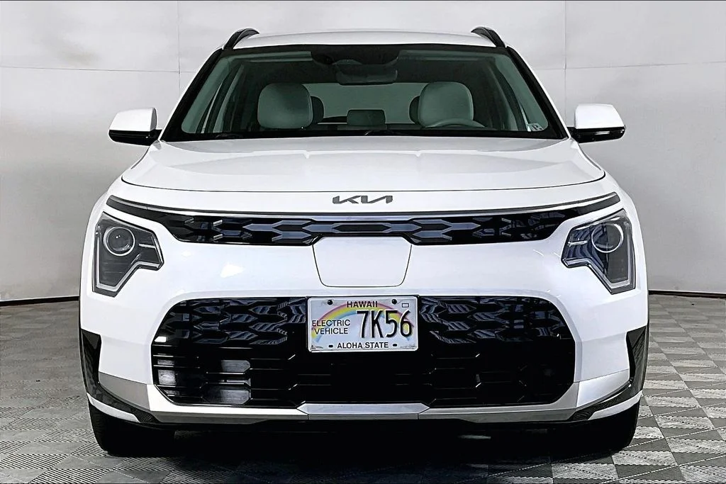 Used 2023 White Kia Wind image 2