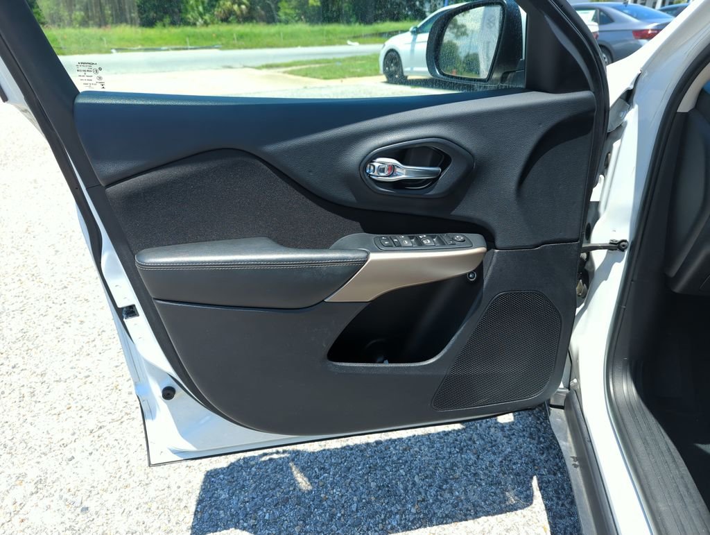 Used 2017 White Jeep Latitude image 18