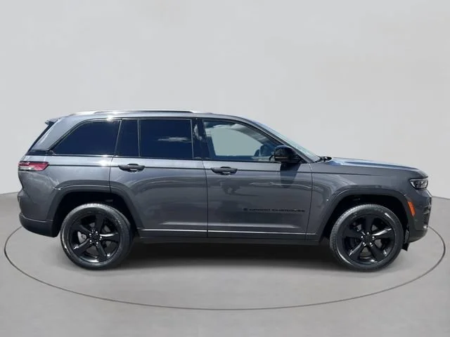 Used 2024 Gray Jeep Altitude image 5