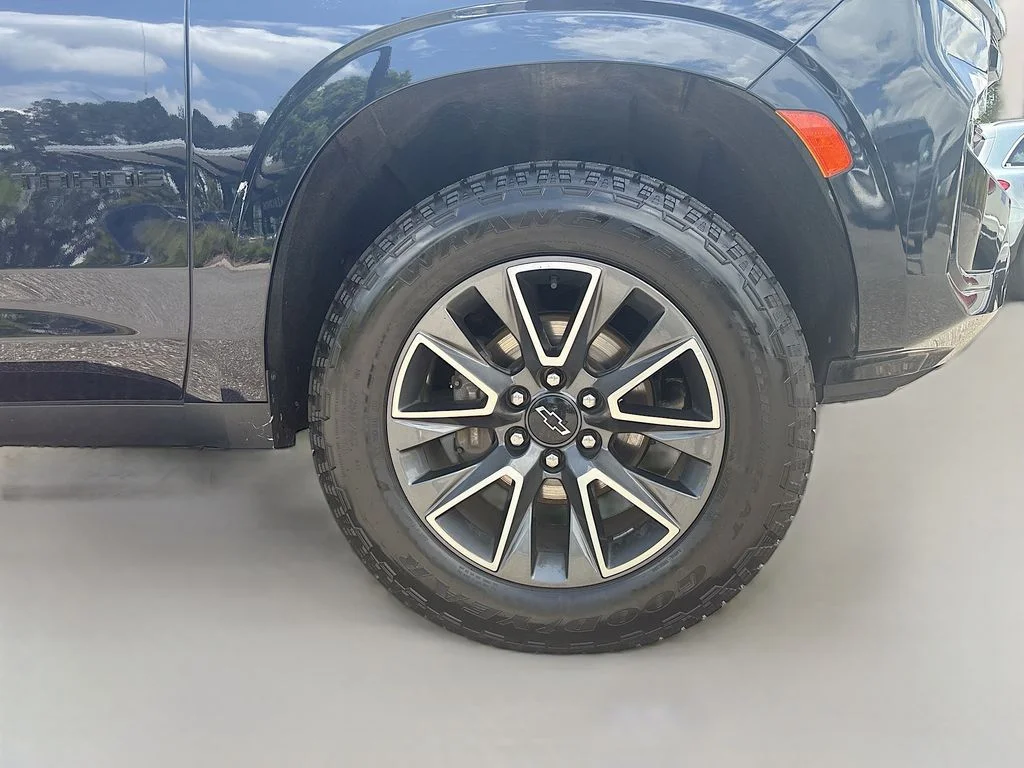 Used 2023 Blue Chevrolet Z71 image 10