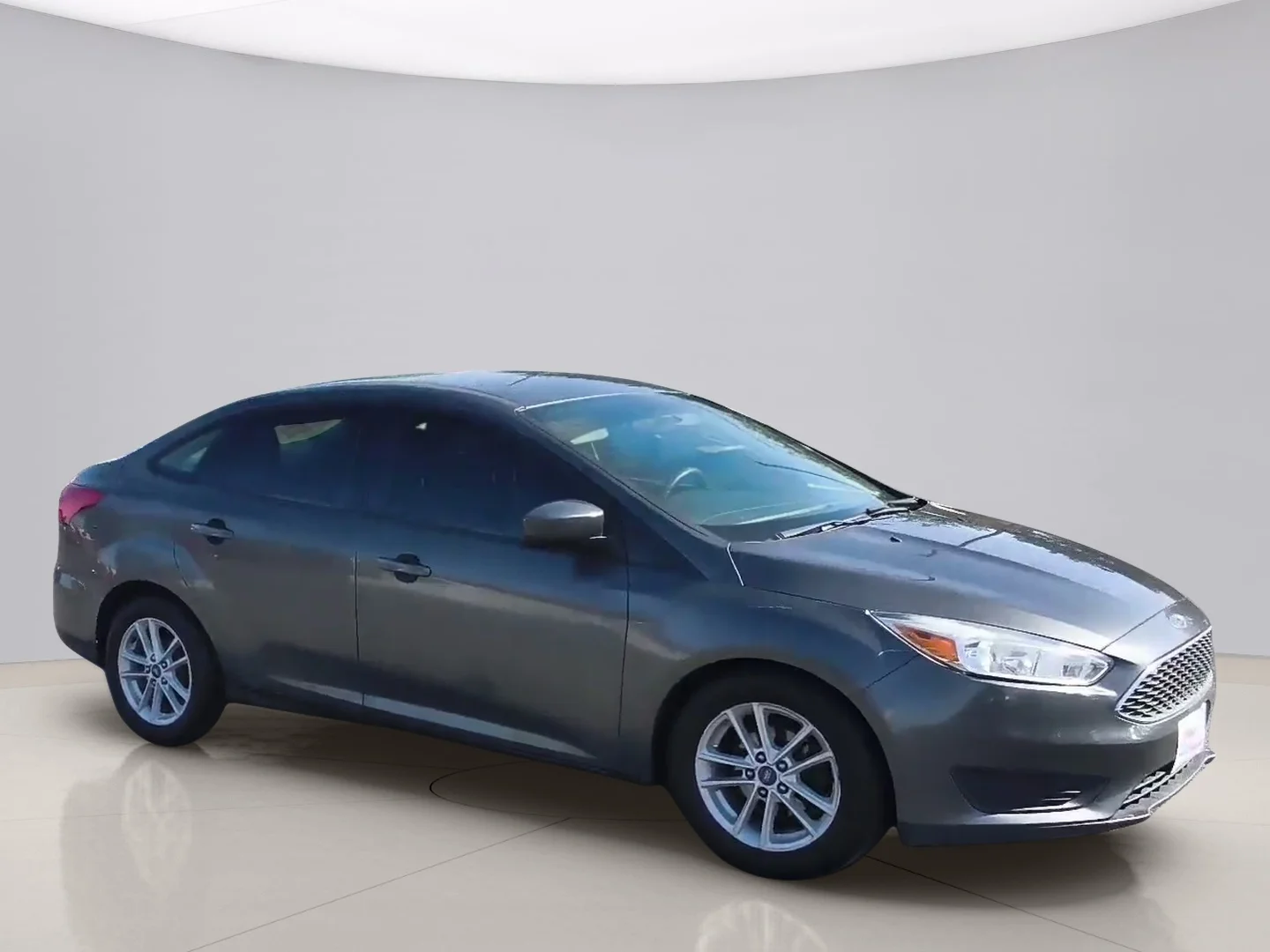 Used 2018 Grey Ford SE image 3