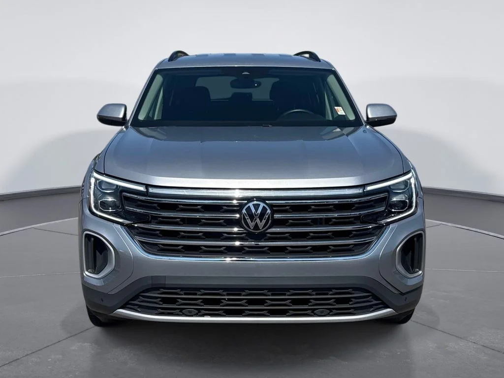Used 2025  Volkswagen 2.0T SE w/Technology image 2