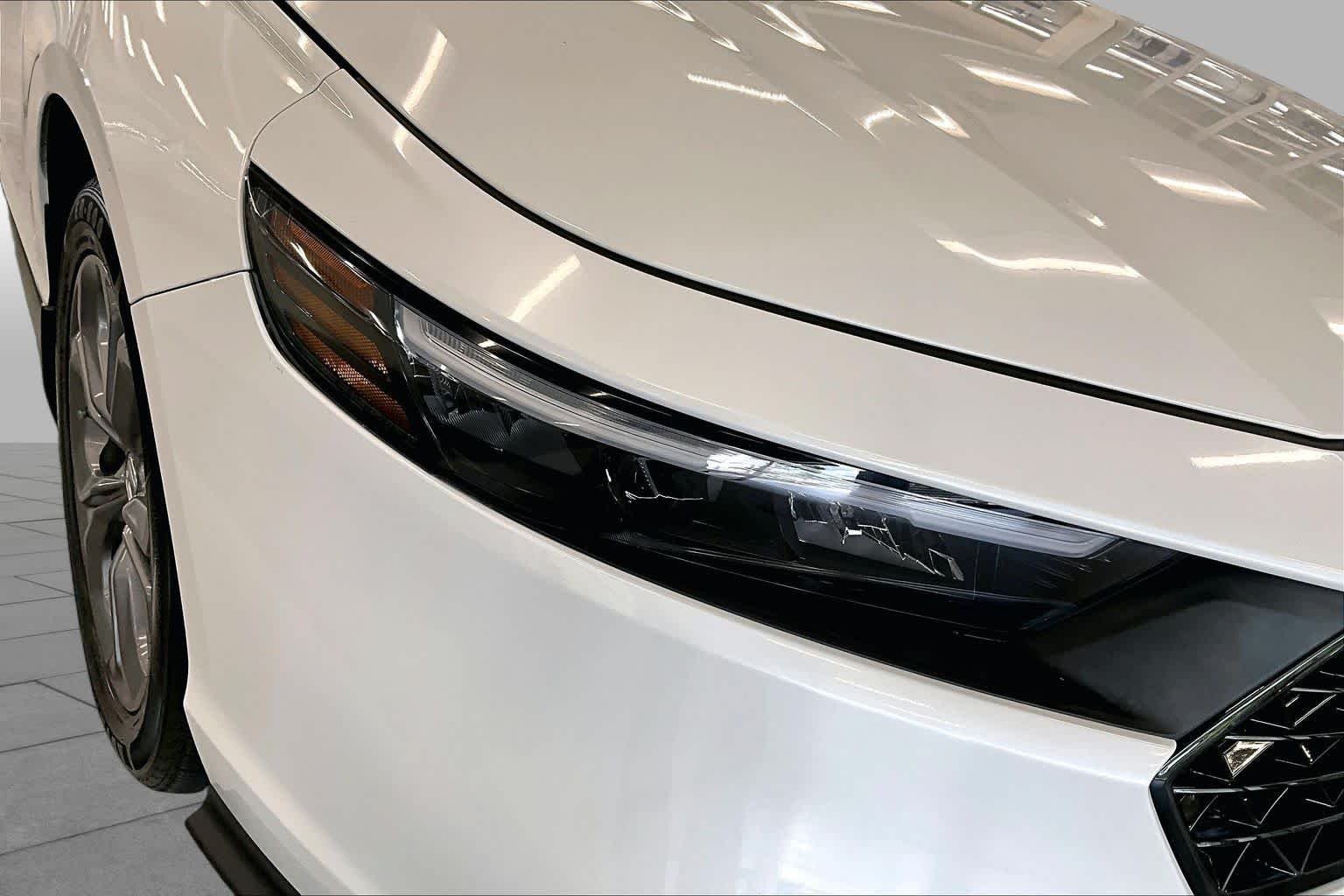 Used 2024 Platinum White Pearl Honda EX image 28