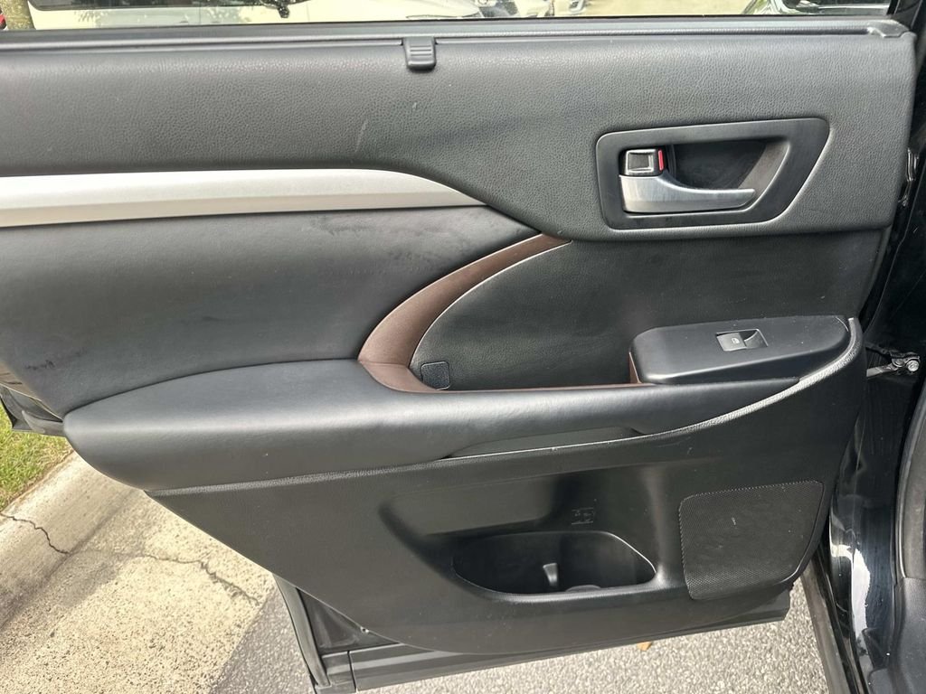 Used 2018 Black Toyota XLE image 9