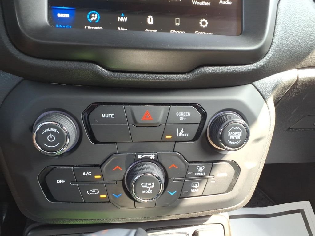 Used 2022 Alpine White Clearcoat Jeep Altitude image 17