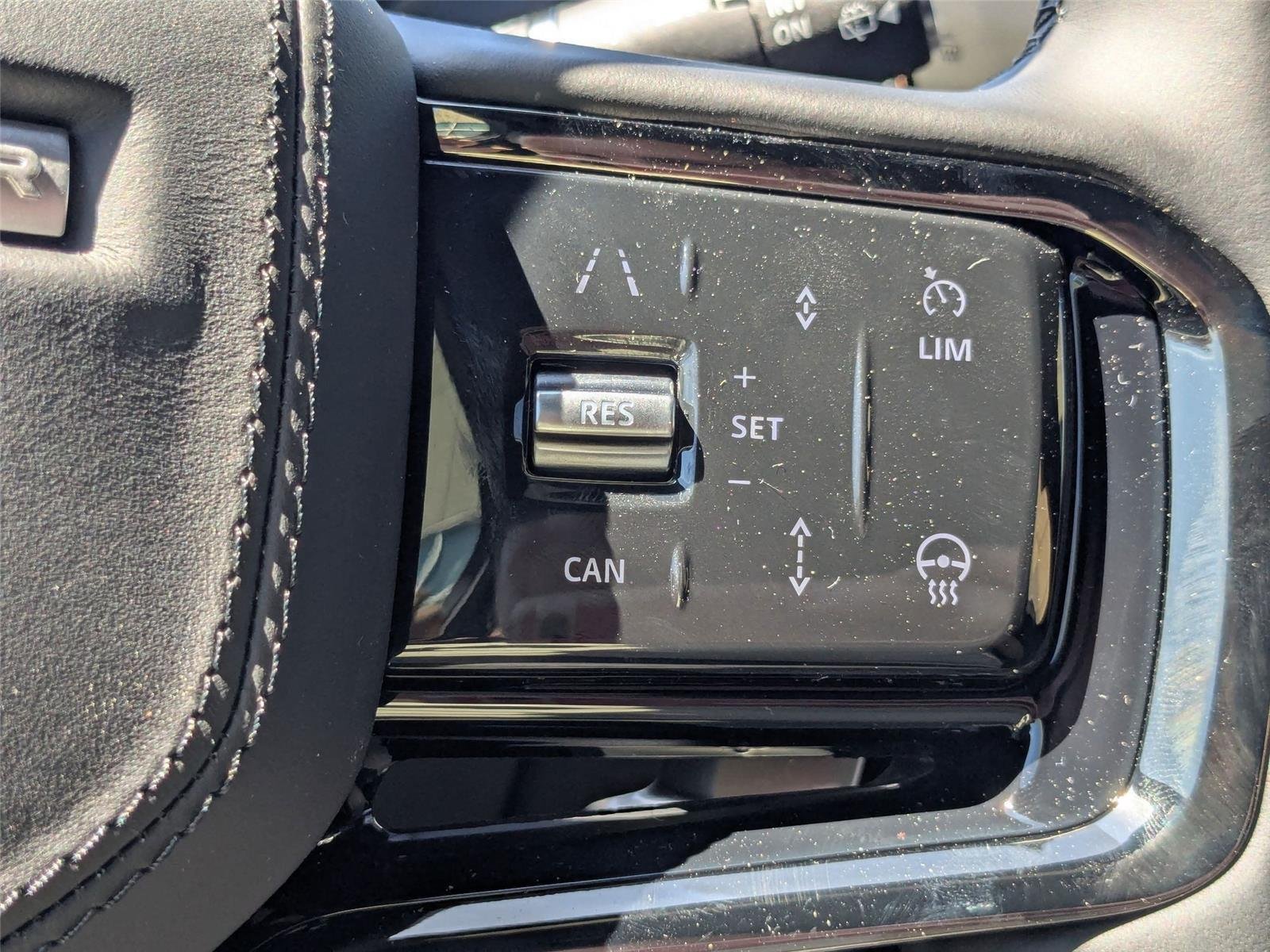 New 2026 Ostuni Pearl White Premium Metallic Land Rover Dynamic SE image 19