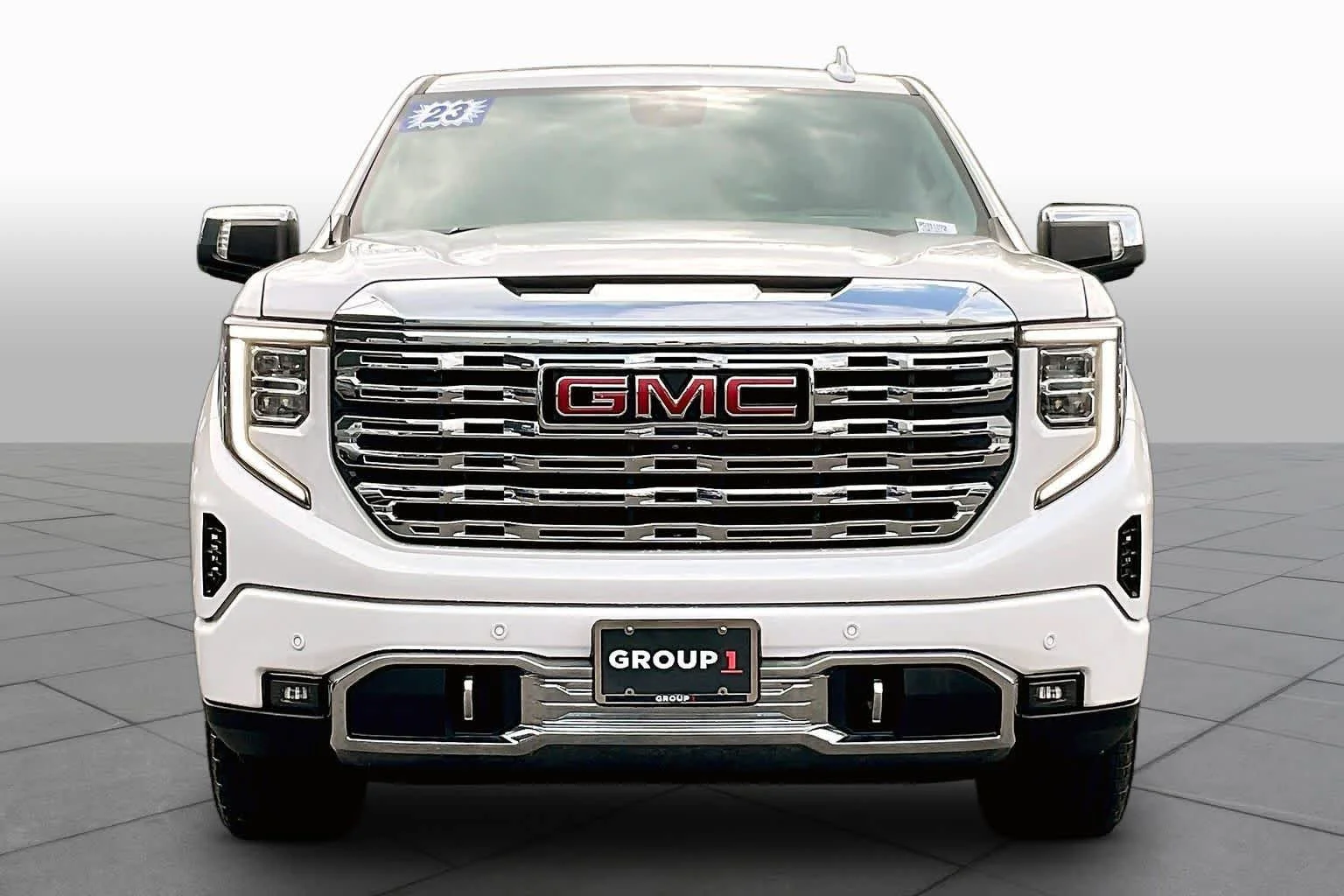 Used 2023 White Frost Tricoat GMC Denali image 4